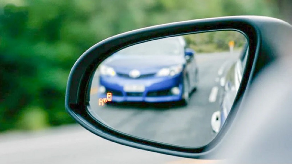 Quan sát gương chiếu hậu khi lái xe
