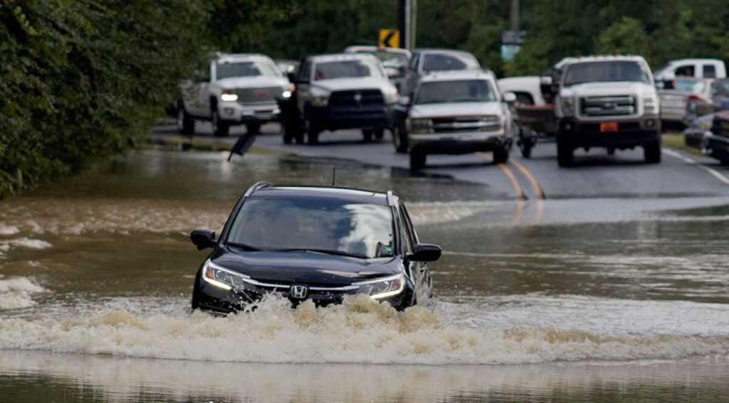Bí quyết lái xe ô tô qua vùng nước ngập an toàn