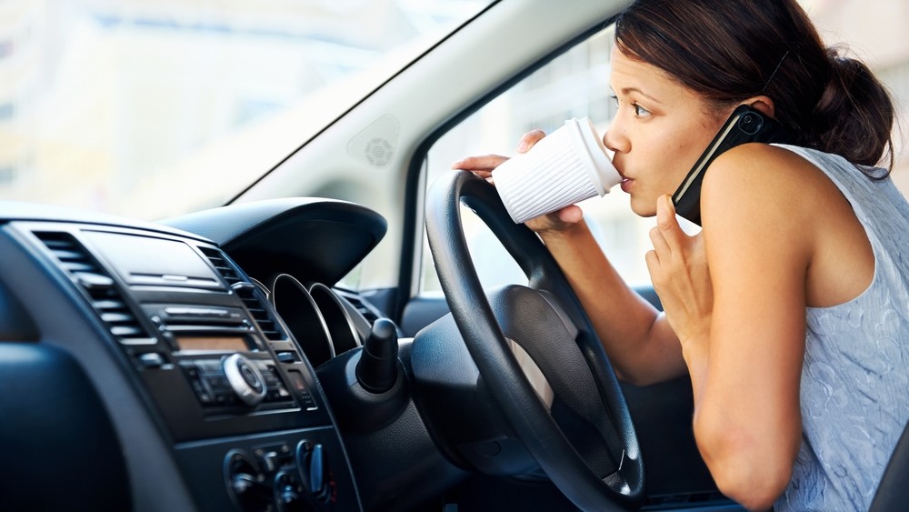 Hạn chế nghe điện thoại hoặc làm việc riêng khi lái xe