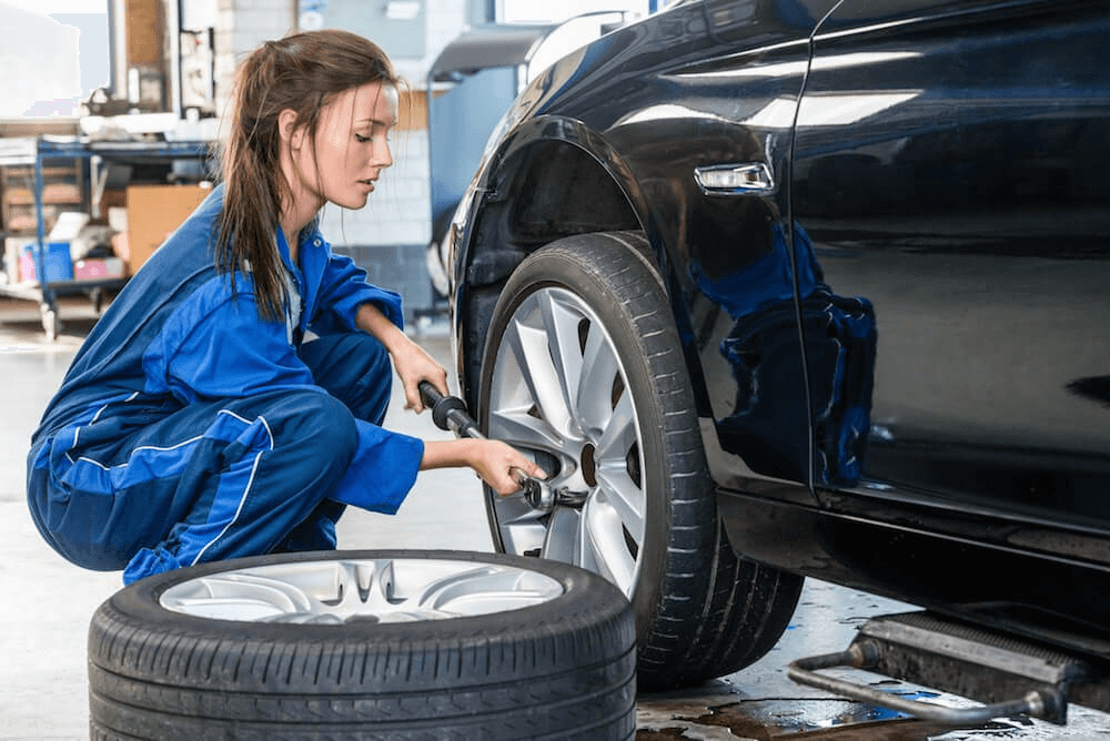3 cách kiểm tra lốp ô tô có bị non hơi hay không kịp thời 