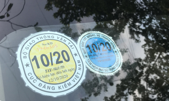 Số tem được trên kính lái phía trước của xe ô tô