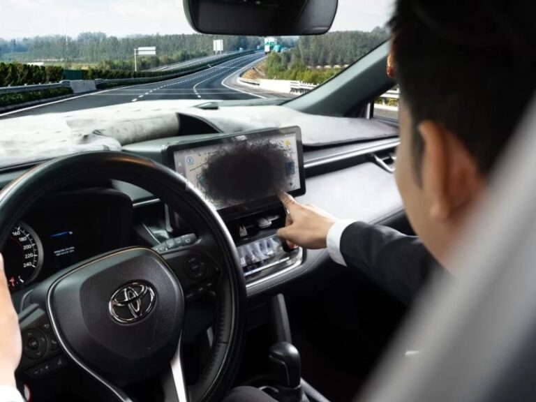 man hinh android o to khong len